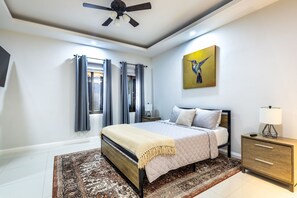 3 bedrooms, in-room safe, iron/ironing board, travel crib - Stylish & Cozy ~ 5 min to Center ~ Backyard ~ Pool (Ocho Rios)