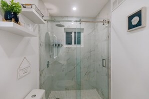 Hårtork, handdukar, tvål och toalettpapper