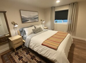 2 sovrum, skrivbord, strykjärn/strykbräda och resesäng