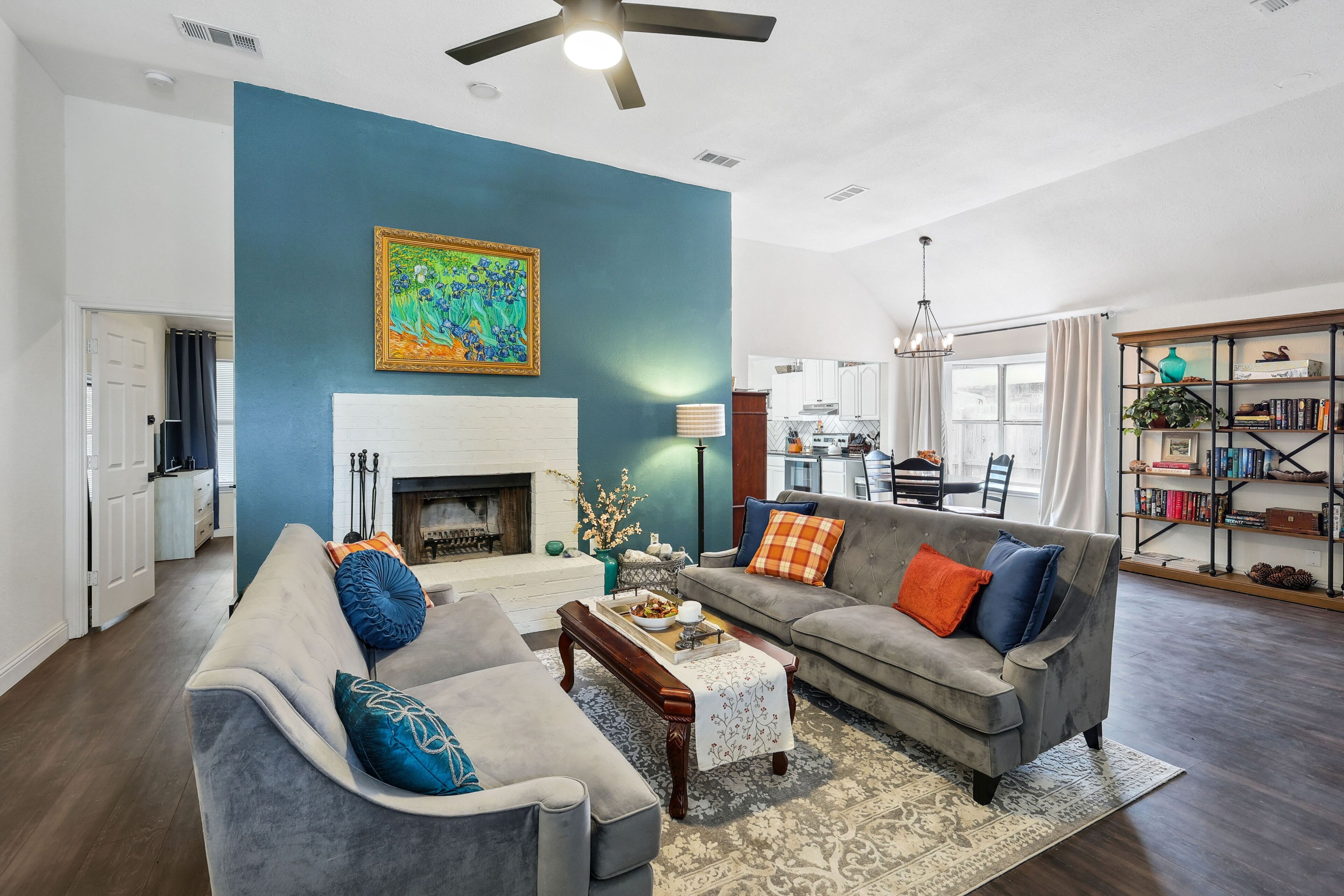Modern Farmhouse style w/Fireplace, Large Private Yard, short drive to Downtown!