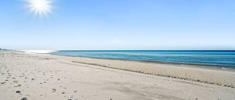På stranden