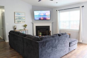 Smart TV - Renovated 3BR Pet-Friendly Retreat near Camp Lejeune (Jacksonville)