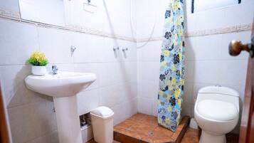 Ducha, secador de pelo, toallas, jabón