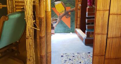 Cabaña en guadua en las montañas de marinilla