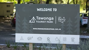 A welcome sign for Tawonga Tourist Park with camping, RV, and BBQ symbols. - Tawonga Tourist Park (Tawonga)