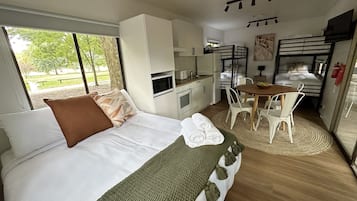 Familien-Ferienhütte, Mehrere Betten, Gemeinschaftsbad | 1 Schlafzimmer, Bettwäsche