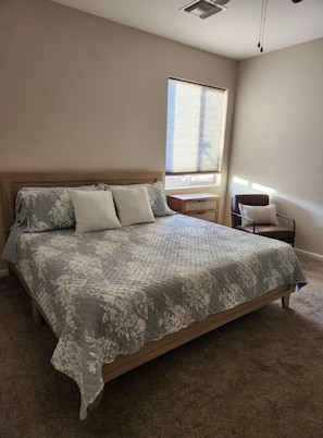 1 habitación, tabla de planchar con plancha, wifi gratis y ropa de cama