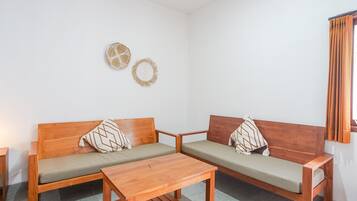 Habitación Deluxe doble | Zona de estar | Smart TV de 24 pulgadas con canales por satélite