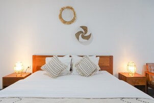 Quarto casal luxo | Roupas de cama antialérgicas, cofres nos quartos, escrivaninha