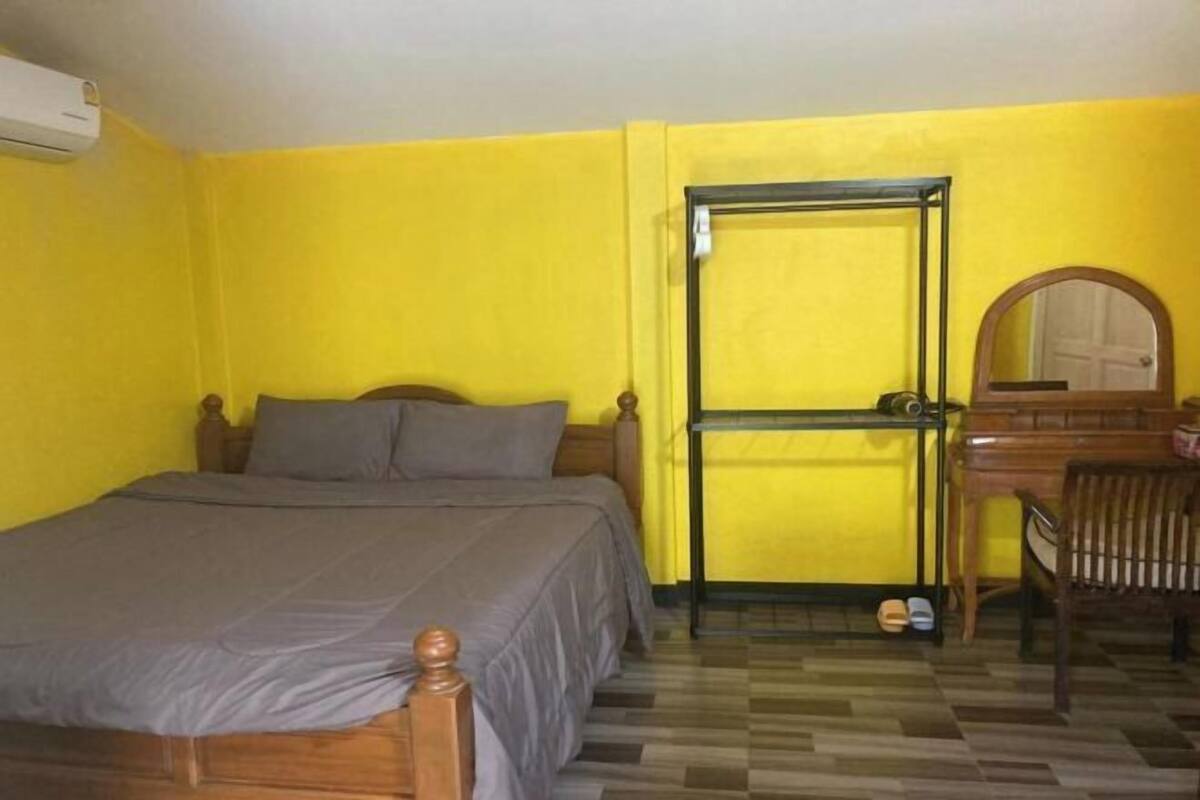 In-room safe, desk, iron/ironing board (on request), WiFi (free)