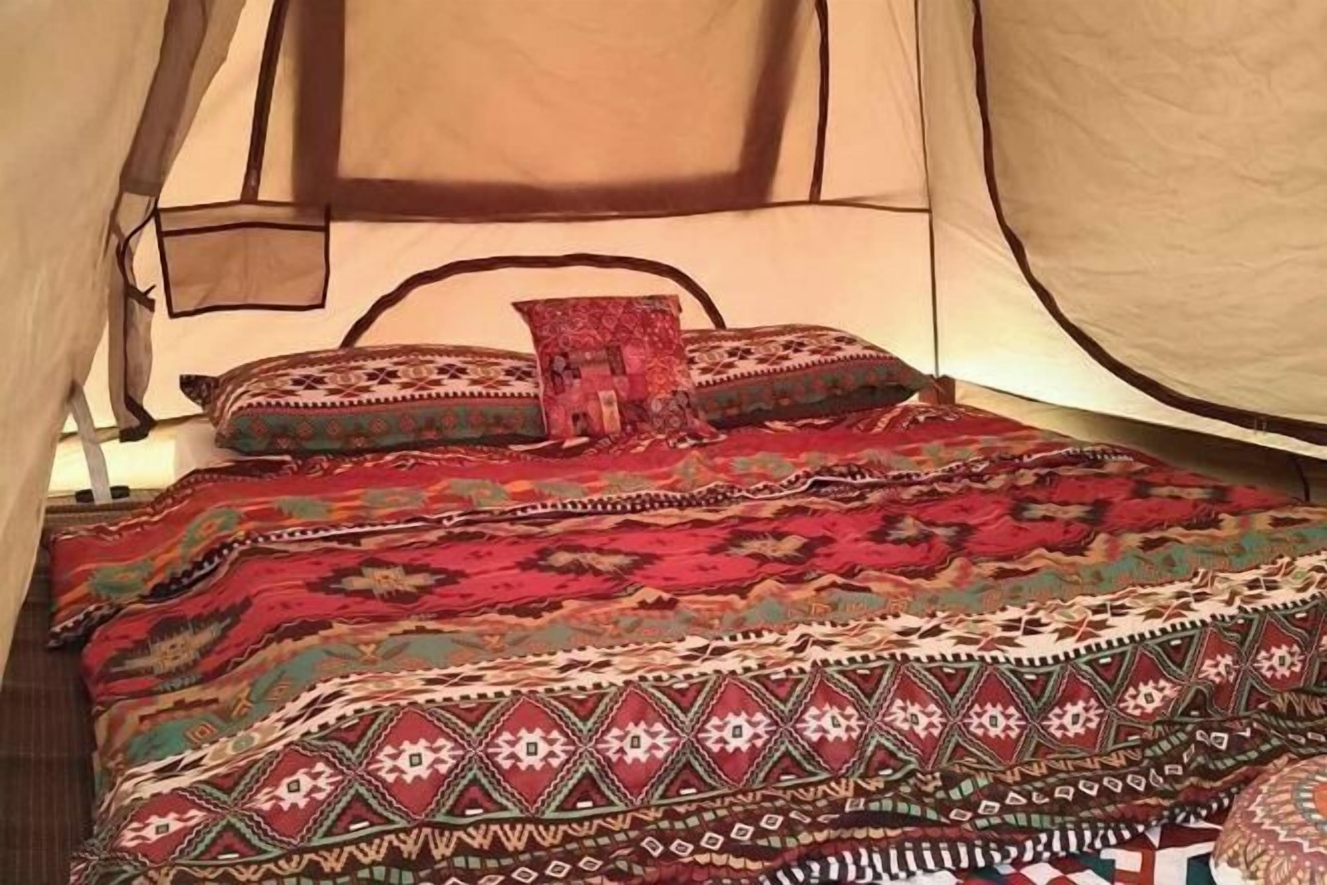 Cofres nos quartos, escrivaninha, ferros/tábuas de passar roupa