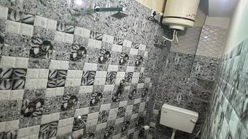 Kamar Deluks | Kamar mandi | Shower, pancuran hujan, perlengkapan mandi gratis, dan handuk