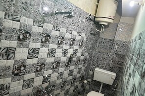 デラックス ルーム | バスルーム | シャワー、レインフォールシャワー、バスアメニティ (無料)、タオル