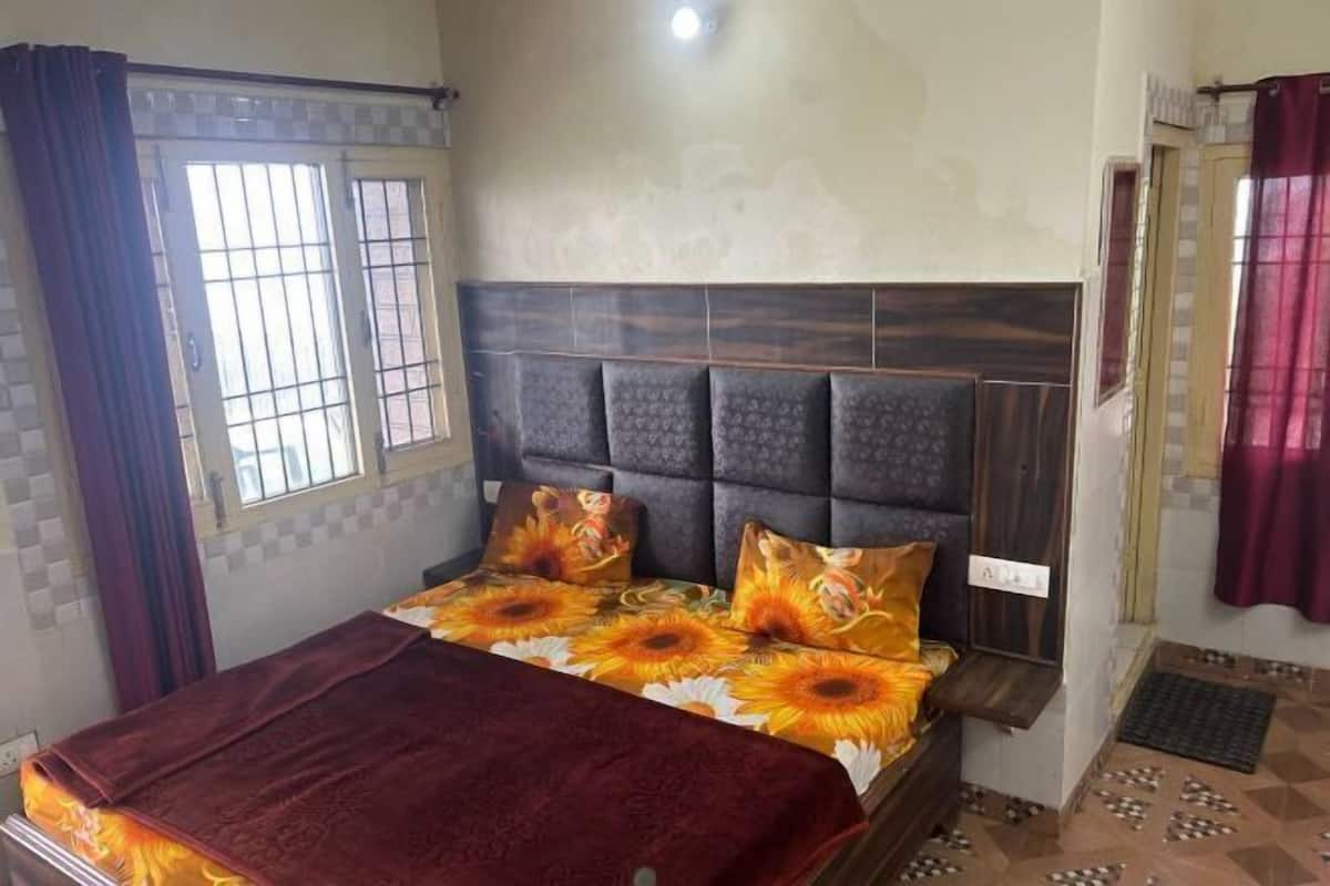 WiFi (free), bed sheets