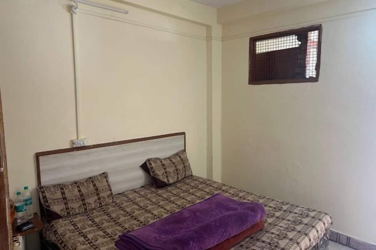 WiFi (free), bed sheets