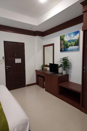 Standard dubbelrum | Värdeförvaringsskåp på rummet, skrivbord och strykjärn/strykbräda