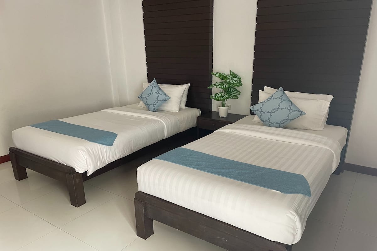 Phòng 2 giường đơn Tiêu chuẩn | Két bảo mật tại phòng, bàn, bàn ủi/dụng cụ ủi quần áo
