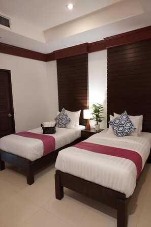 Standard Twin Room | In-room safe, desk, iron/ironing board, free WiFi
