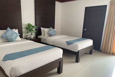 Caja de seguridad en la habitación y escritorio