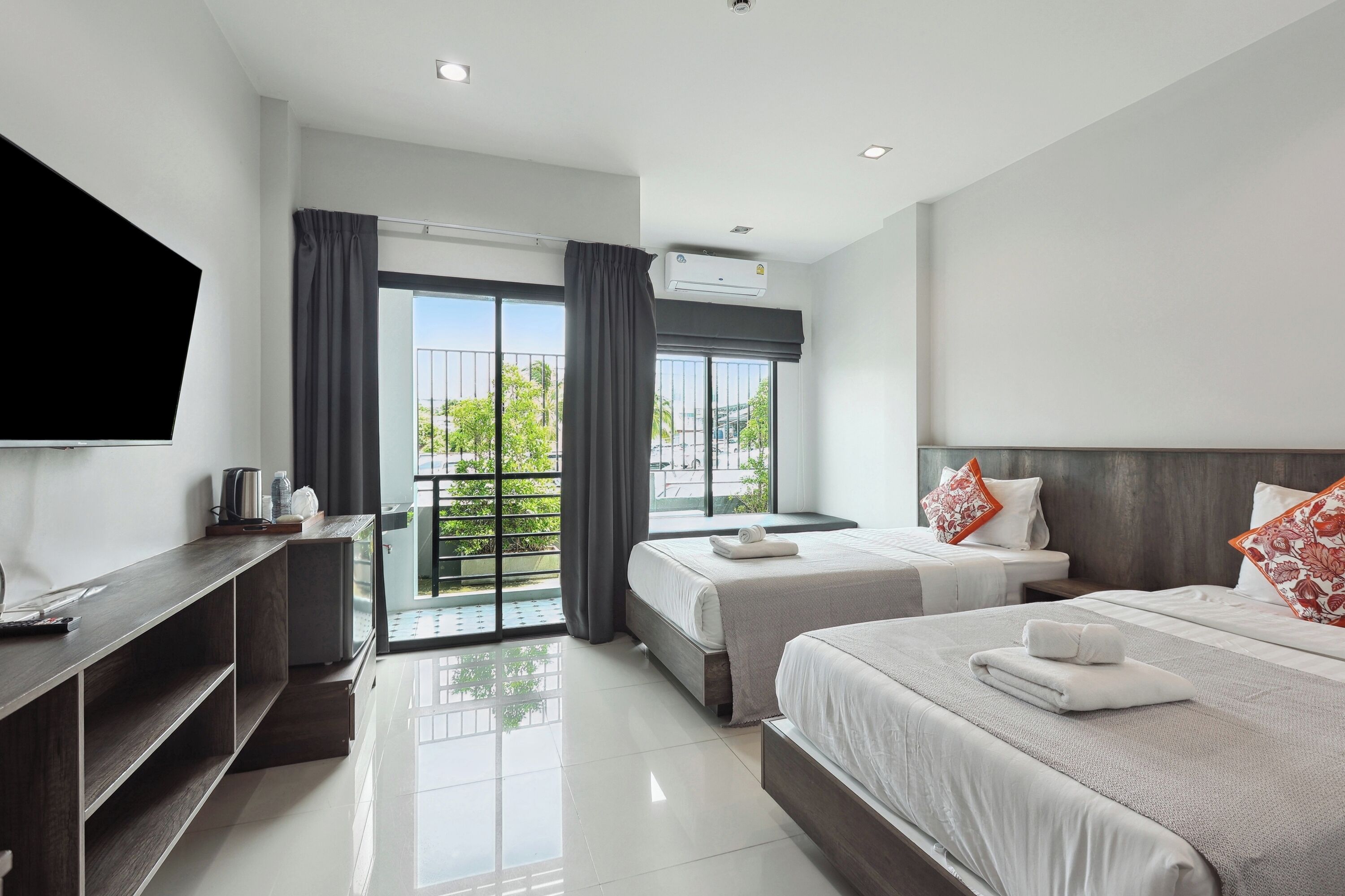 twin room, balcony | desk, iron/ironing board, free wifi, bed sheets