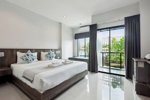 Habitación doble, balcón | Escritorio, tabla de planchar con plancha, wifi gratis y ropa de cama 