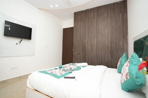 In-room safe, desk, free WiFi, bed sheets - Sarthi Home Stay (New Delhi)