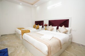 Superior Room | In-room safe, desk, free WiFi, bed sheets - Sarthi Home Stay (New Delhi)