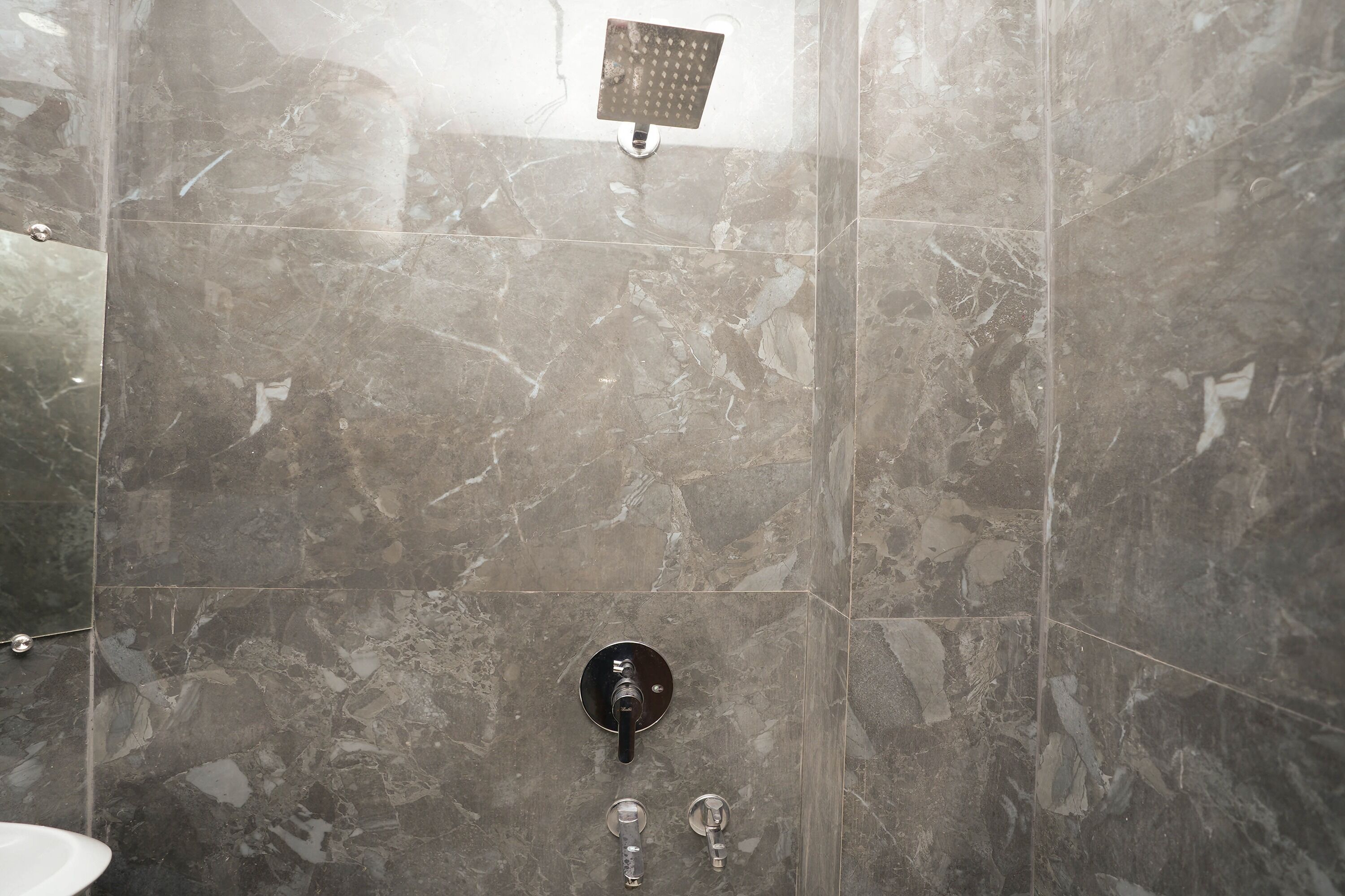 Deluxe kamer | Badkamer | Een aparte badkuip en douche, een regendouche, gratis toiletartikelen