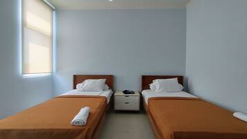 Escritorio, wifi gratis y ropa de cama