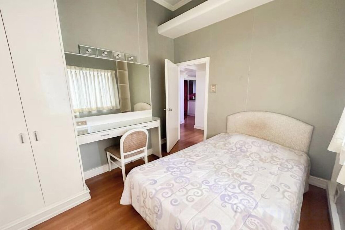 Minibar, in-room safe, desk, WiFi (free)