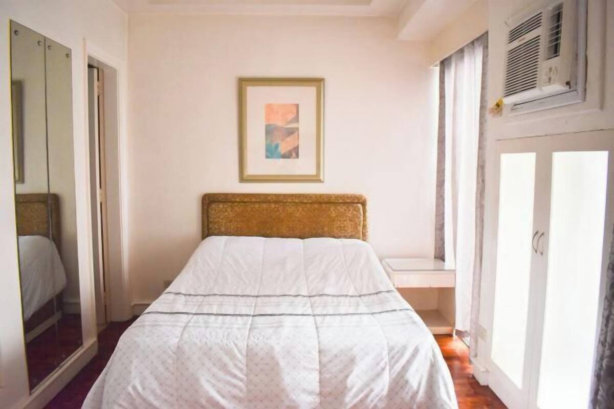 Minibar, in-room safe, desk, WiFi (free)