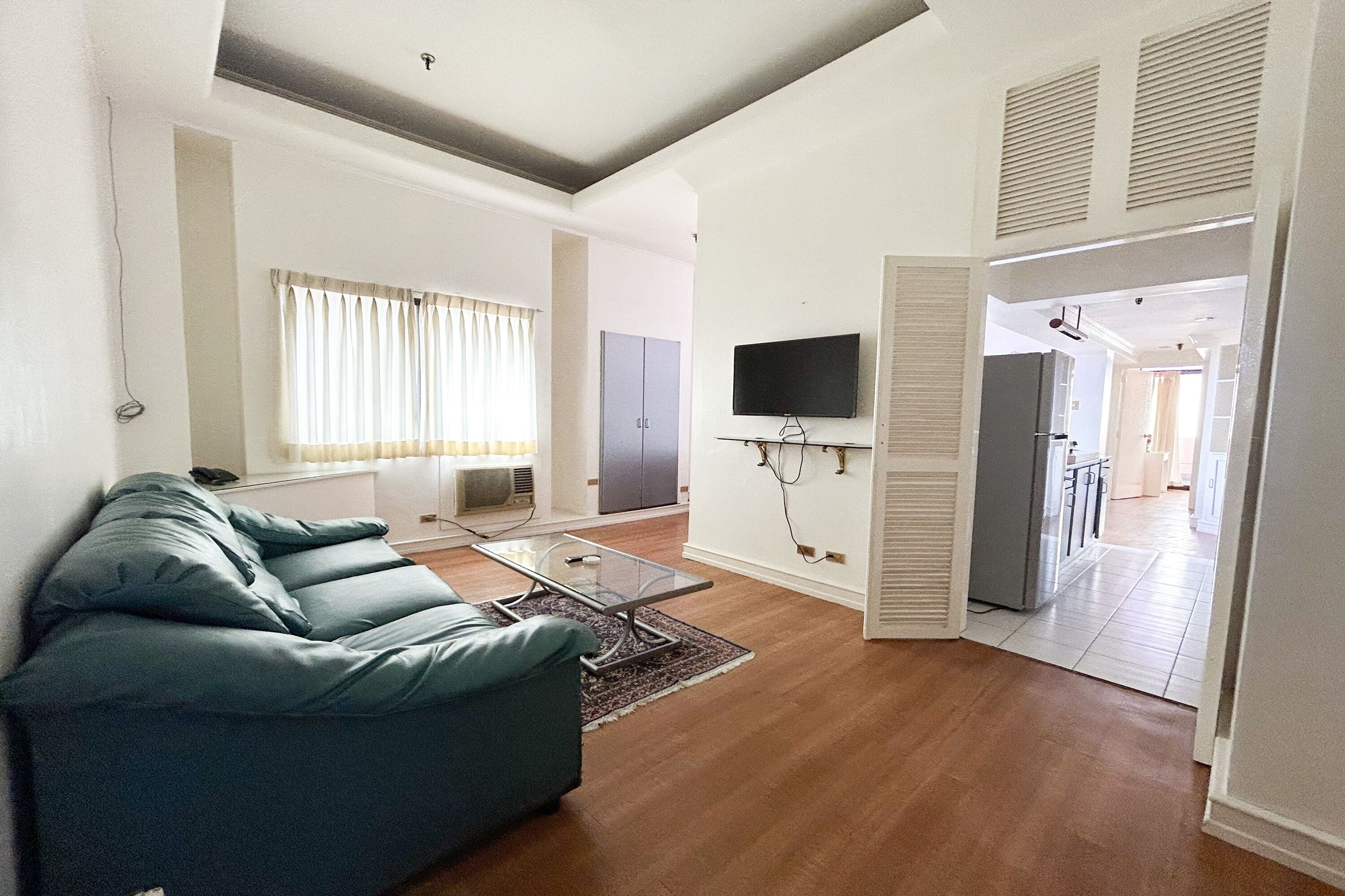 Apartment, 3 Bedrooms | Living area | 32-inch LED TV with cable channels