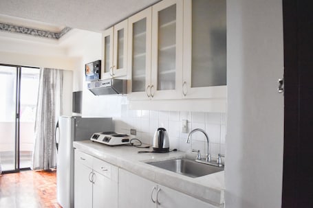 Refrigerador, microondas, cafetera/tetera, tetera/pava eléctrica