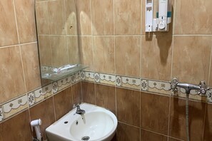 Studio | Bathroom | Shower, rainfall showerhead, free toiletries, bathrobes - Ketapang Residence Powered Nature (Jakarta)