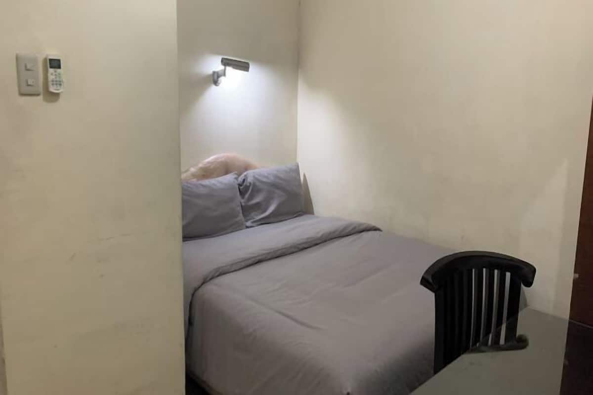 Minibar, desk, WiFi (free), bed sheets