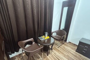 Rom – deluxe | Minibar, skrivebord, lydisolert og wi-fi (inkludert)