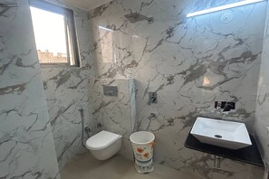 Habitación Deluxe | Baño | Ducha y cabezal de ducha tipo lluvia