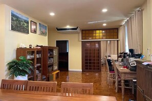 Kjøleskap, mikrobølgeovn på fellesområdet og vannkoker