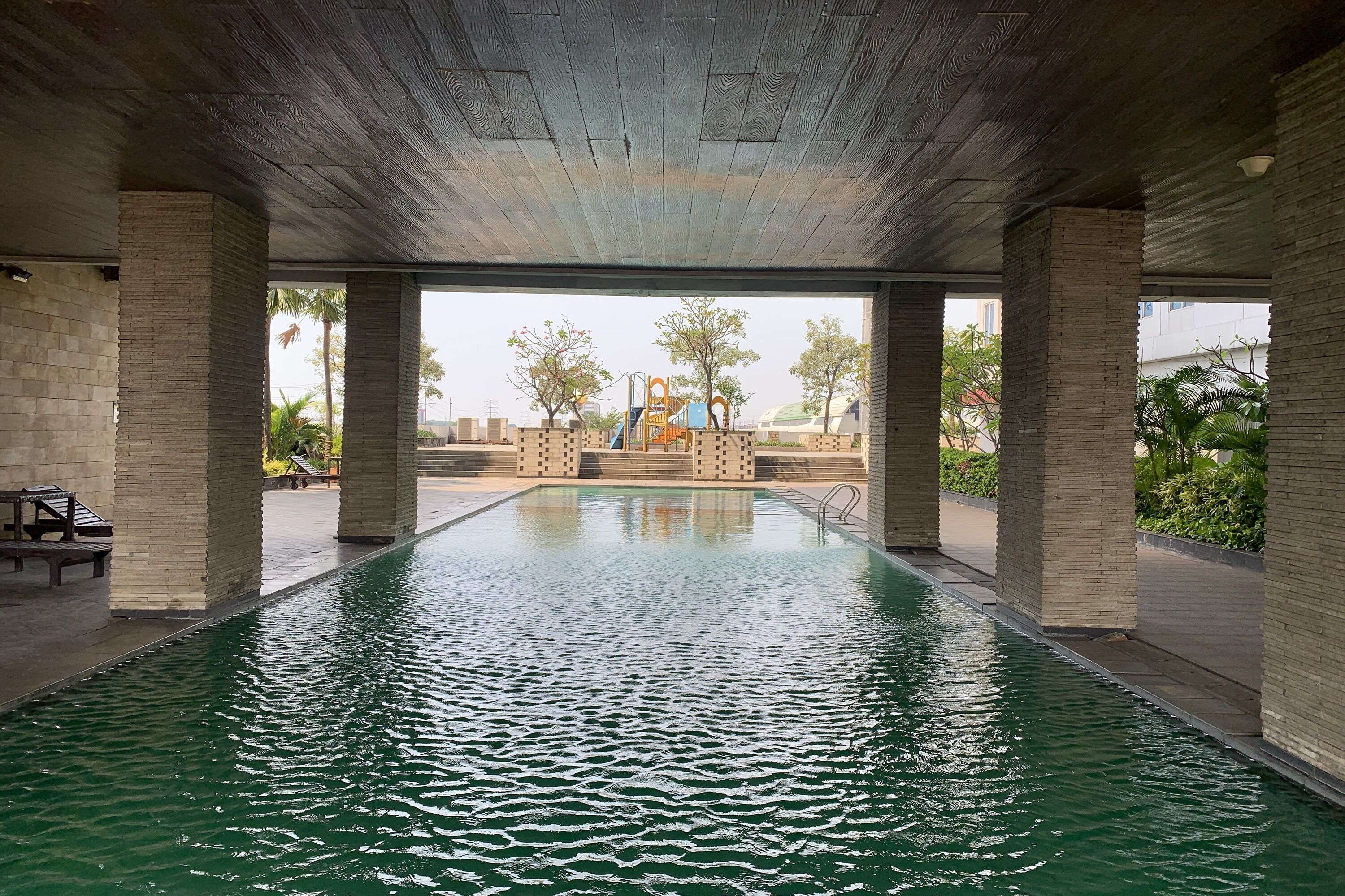 Una piscina al aire libre