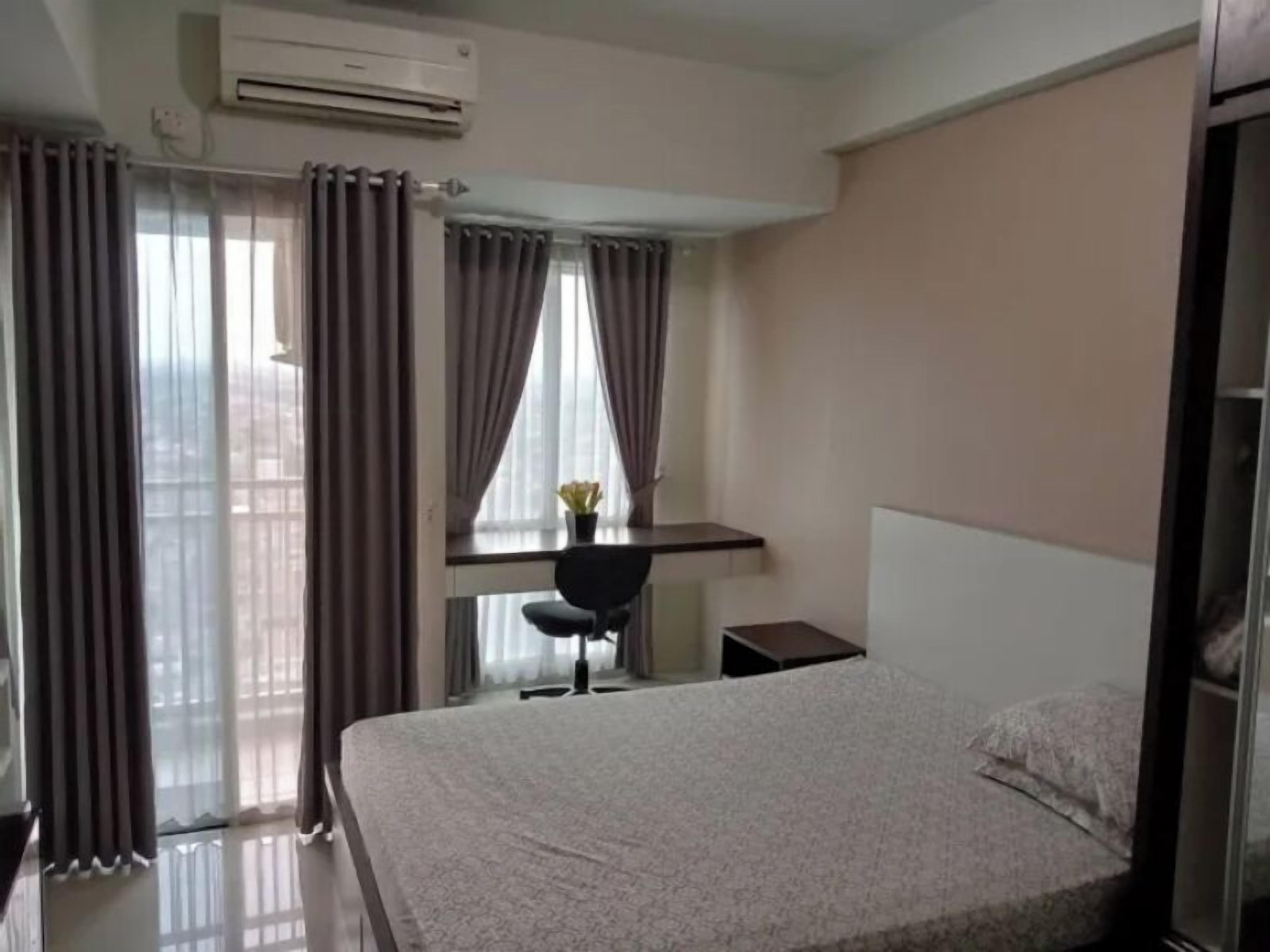 Minibar, desk, free WiFi, bed sheets