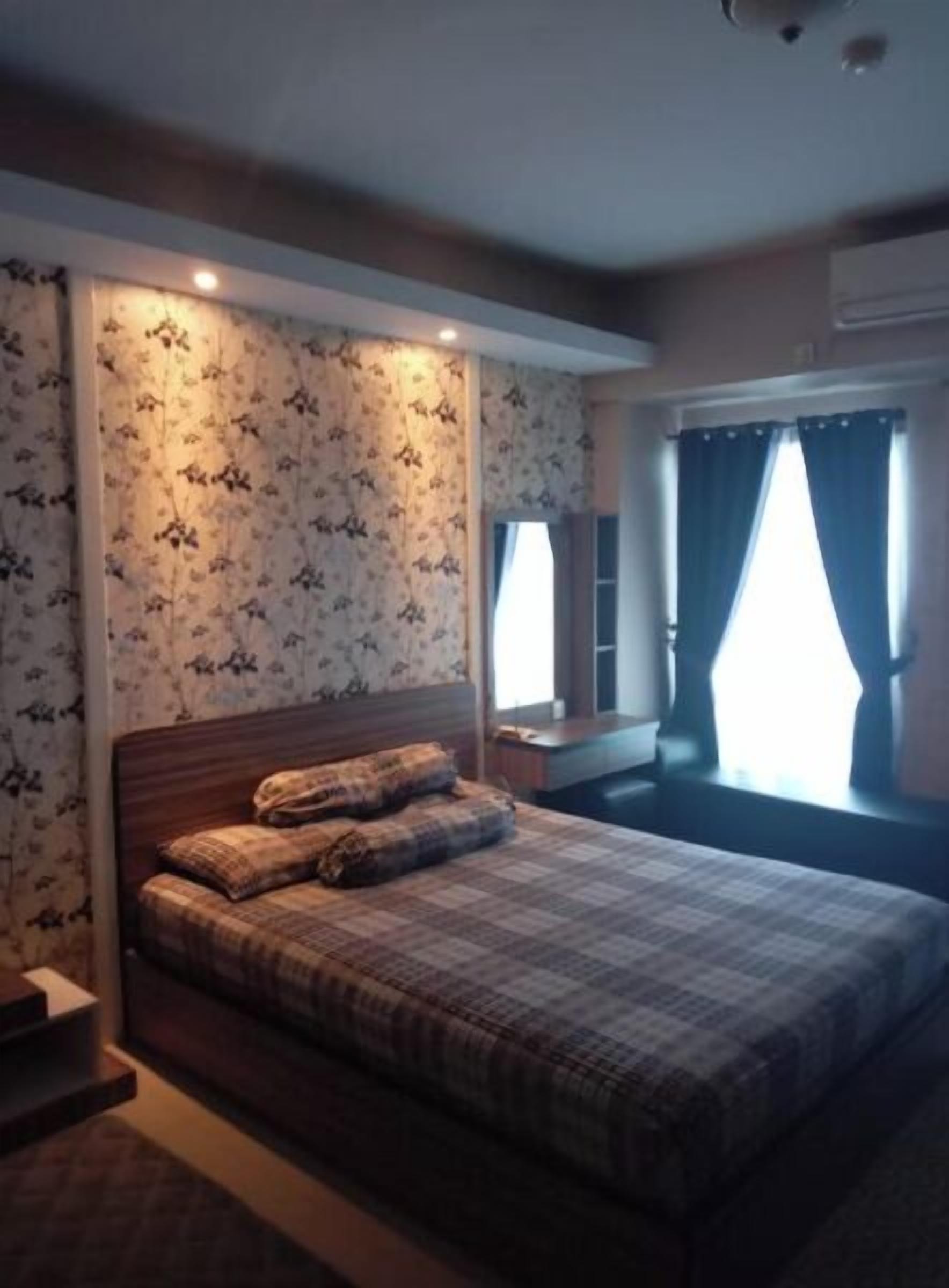 Minibar, desk, free WiFi, bed sheets