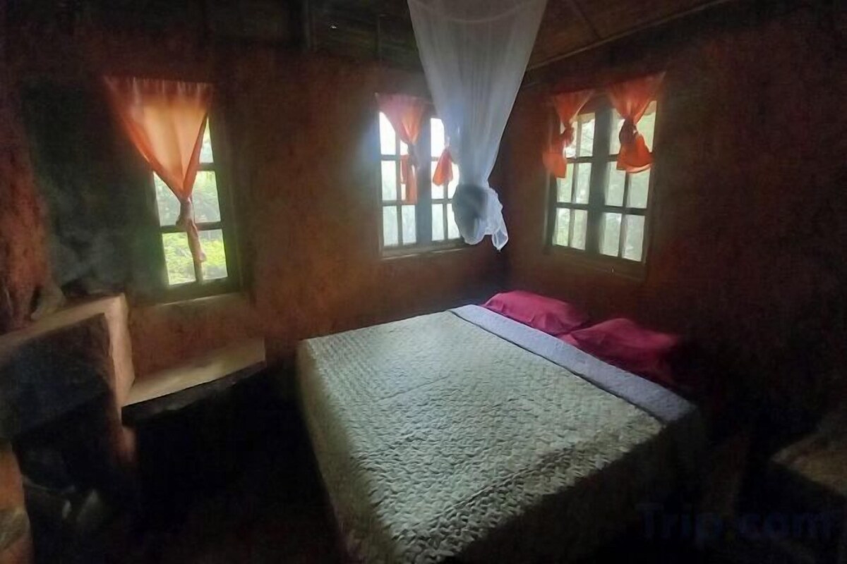 1 bedroom, desk, bed sheets