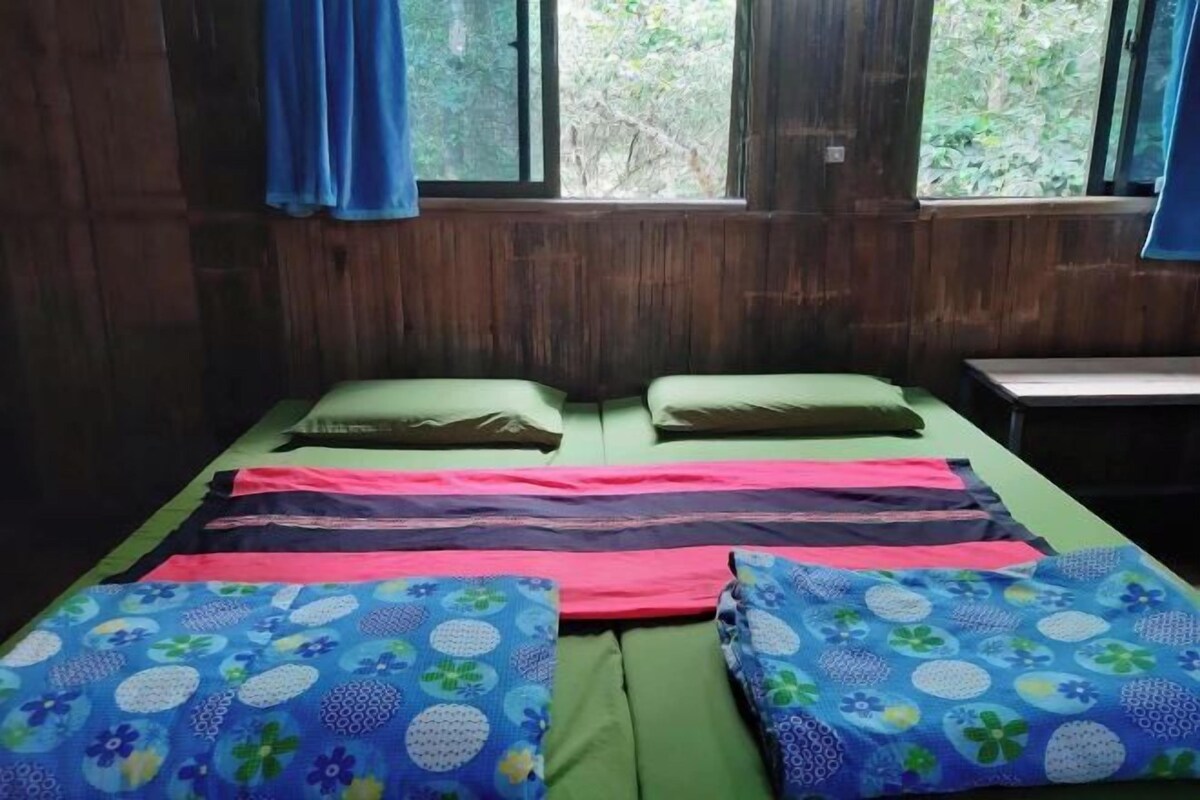 1 bedroom, desk, bed sheets