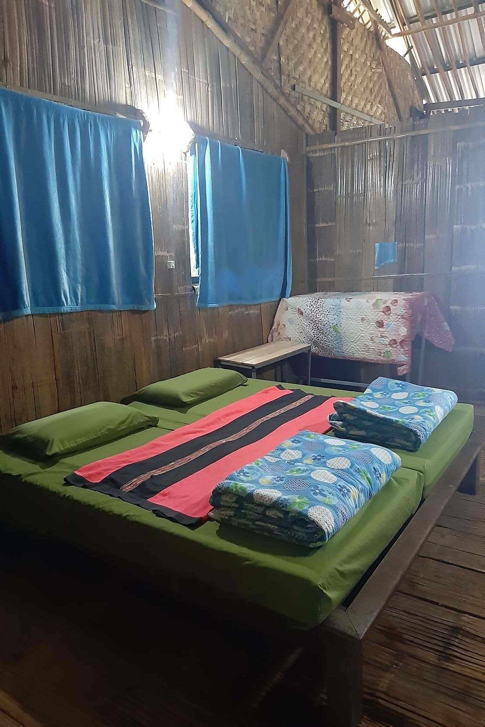 Chalet Farmstay Rooms with Round trip from Fang bus stop | 1 多间卧室、办公桌、床单