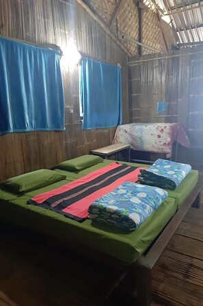 1 bedroom, desk, bed sheets - Doi Pumuen Lahu Homestay (Mae Chan)
