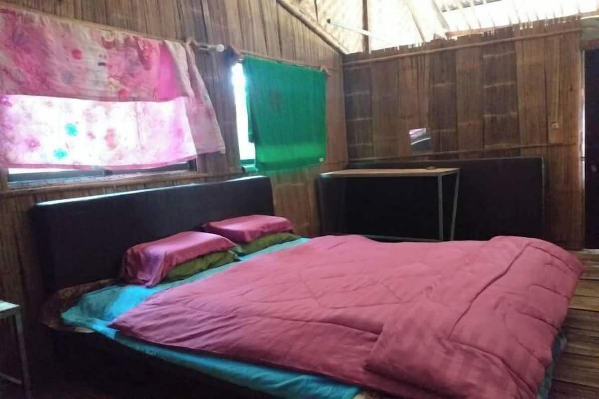 1 habitación, escritorio y ropa de cama