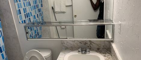 ヘアドライヤー、タオル、石鹸、トイレットペーパー