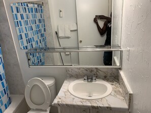 Secador de cabelo, toalhas de banho, sabonete, papel higiênico