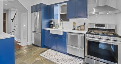 Executive Detached Home For Longer Stays (Minutes to Downtown & Danforth)