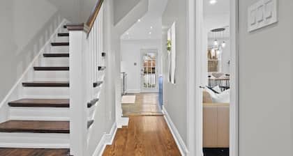 Executive Detached Home For Longer Stays (Minutes to Downtown & Danforth)